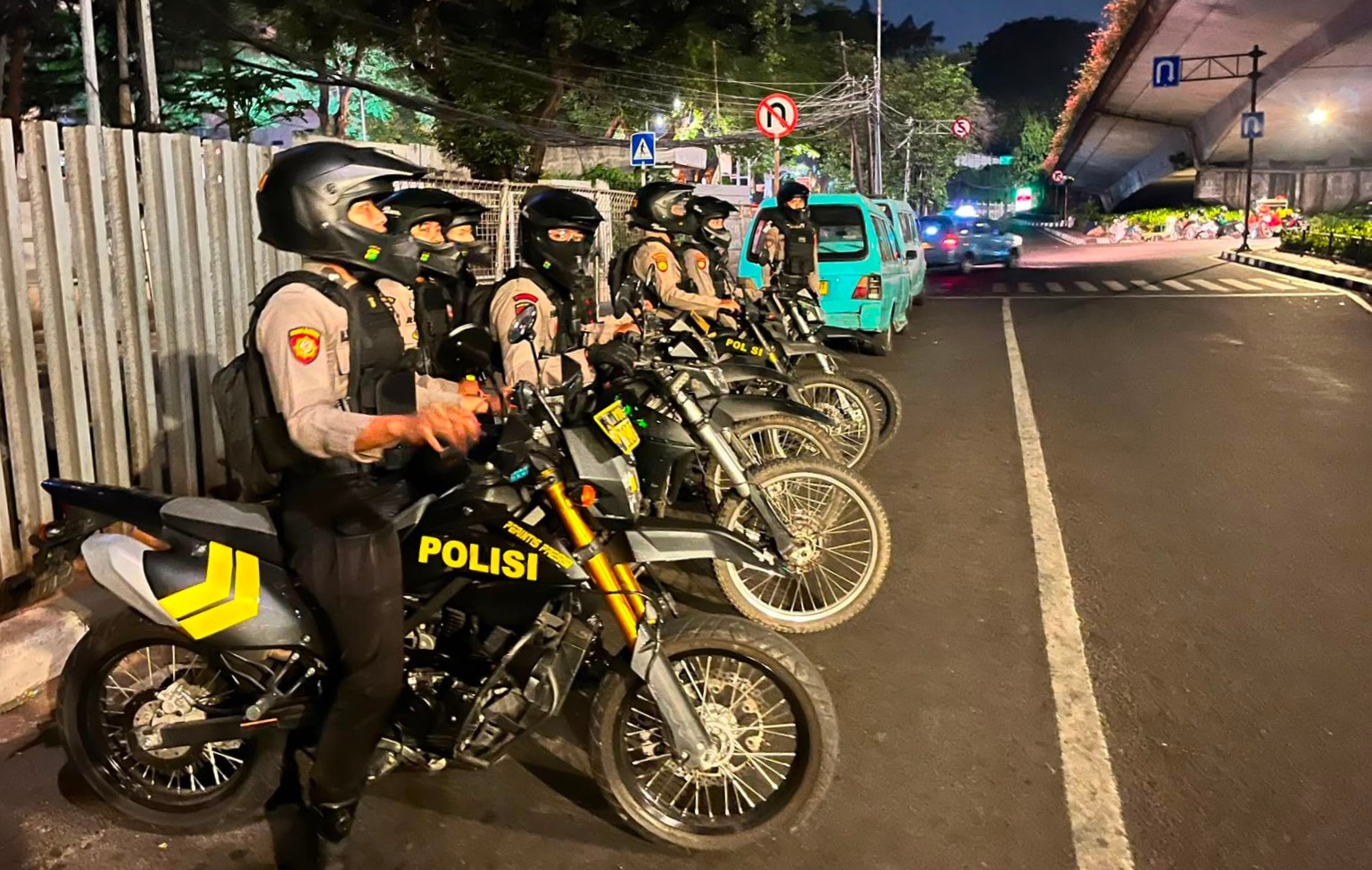 Patroli Perintis Presisi Polres Metro Jakarta Selatan Beri Imbauan Pemuda Di Jalan Raya Ampera, Situasi Wilayah Tetap Kondusif