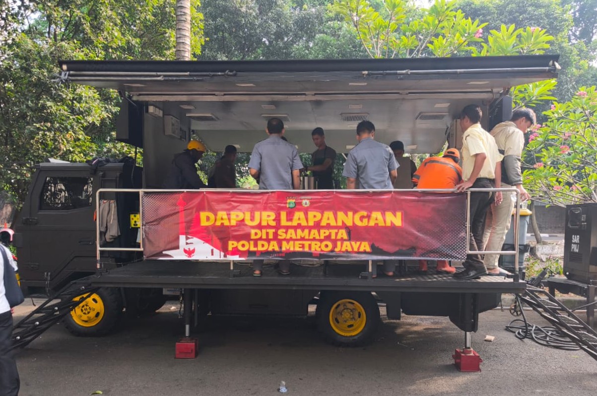 Aksi Simpatik Dit Samapta Polda Metro Jaya: Bagikan Makanan Hangat Untuk Petugas Dan Warga Di Bundaran HI